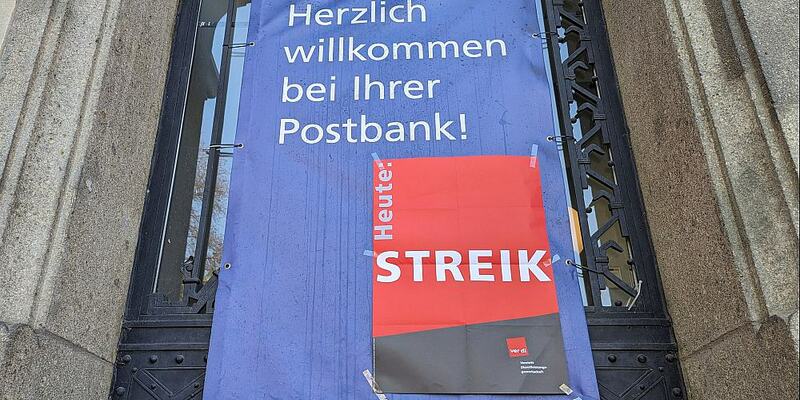 Streik-Hinweis an einer Postbank-Filiale (Archiv) - Foto: über dts Nachrichtenagentur