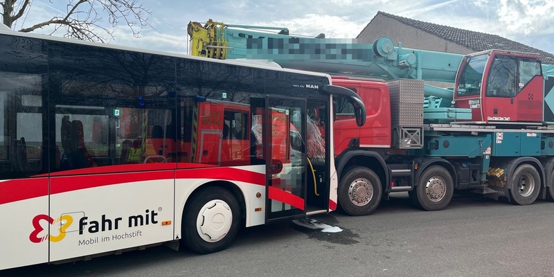 POL-HX: Schulbus rollt gegen parkenden Kranwagen - Foto: presseportal.de