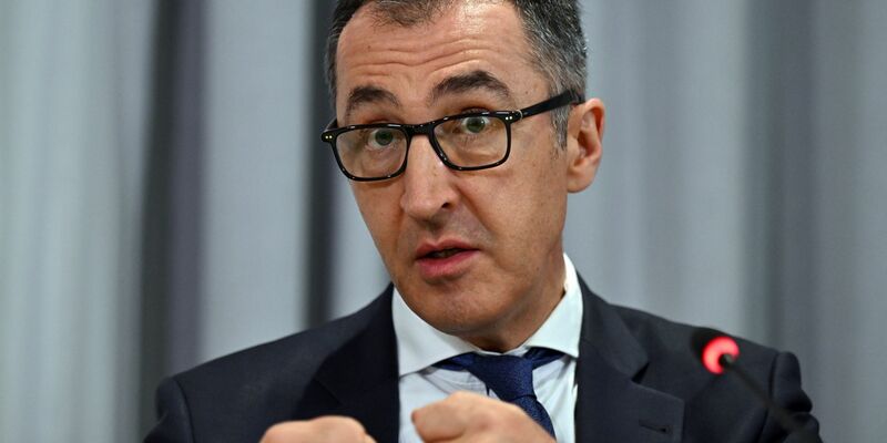 Cem Özdemir spricht während einer Pressekonferenz zum Abschluss der dreitägigen Agrarministerkonferenz. - Foto: Martin Schutt/dpa