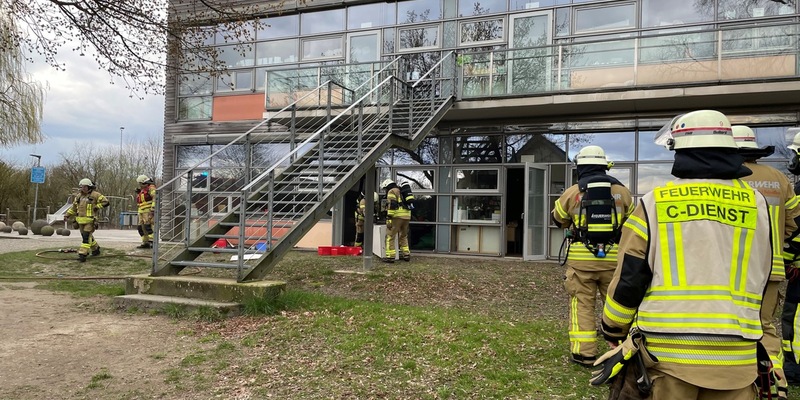 FF Bad Salzuflen: Feuer bricht in Klassenzimmer der Grundschule Knetterheide aus / Rauch breitet sich im Gebäude aus. Verletzt wird zum Glück niemand. - Foto: presseportal.de