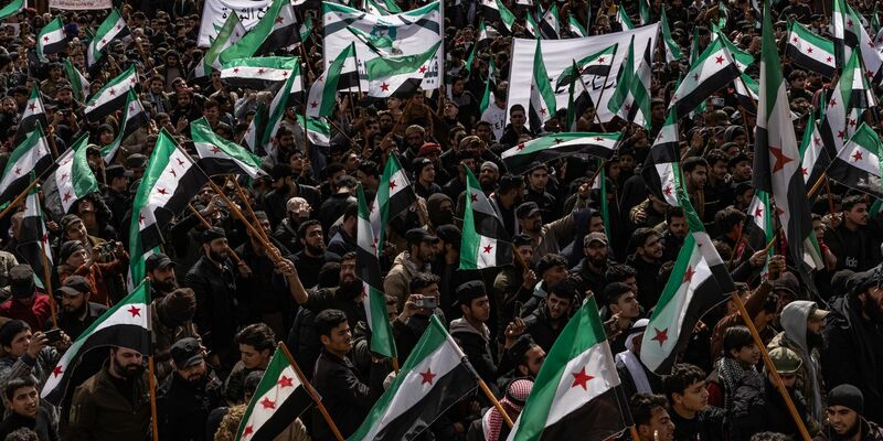 Tausende Menschen in Syrien haben zum Jahrestag des Kriegsausbruchs im Land gegen die Regierung von Machthaber Bashar Al-Assad demonstriert. - Foto: Anas Alkharboutli/dpa