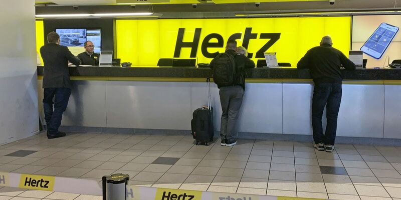 Hertz sorgte 2021 für Aufsehen mit der Ankündigung, 100.000 Tesla-Fahrzeuge zu kaufen. - Foto: -/kyodo/dpa