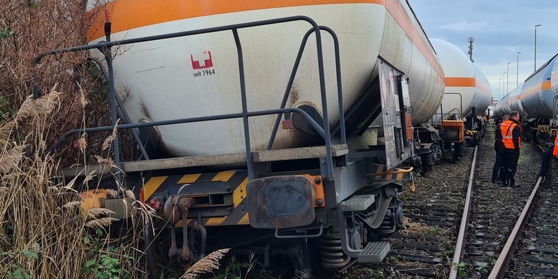 BPOL-F: Kesselwagen bei Rangierarbeiten entgleist - Foto: presseportal.de