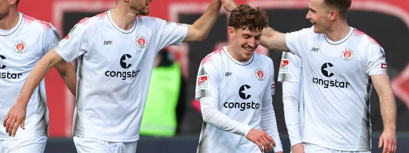 St. Pauli bewegt sich mit großen Schritten dem Aufstieg in die Bundesliga zu. - Foto: Daniel Karmann/dpa