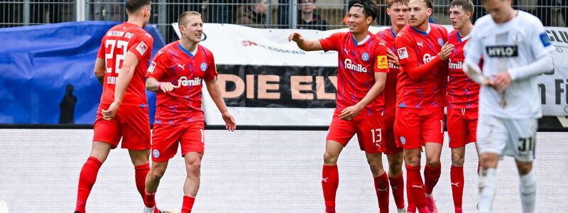 Holstein Kiel feiert einen souveränen Auswärtssieg bei der SV Elversberg. - Foto: Silas Schueller/DeFodi Images/dpa