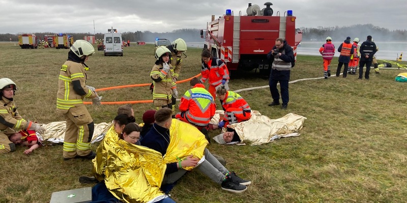 FW-HL: Erfolgreiche Notfallübung am Flughafen bestätigt Sicherheit / Lübecker Feuerwehr, Flughafenfeuerwehr und Rettungsdienst trainierten den Ernstfall - Foto: presseportal.de