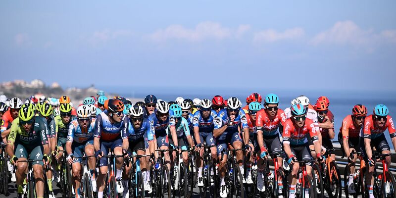 Das Fahrerfeld beim 115. Frühjahrs-Klassiker Mailand-Sanremo. - Foto: Fabio Ferrari/LaPresse via ZUMA Press/dpa