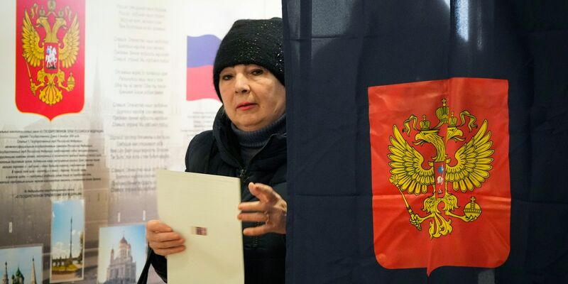 Stimmabgabe in einem Wahllokal in St. Petersburg. - Foto: Dmitri Lovetsky/AP