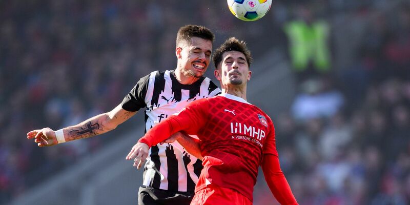 Der Gladbacher Julian Weigl (l) im Kopfballduell mit Nikola Dovedan. - Foto: Tom Weller/dpa
