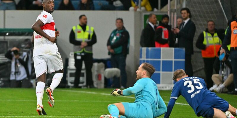 VfB-Torjäger Serhou Guirassy (l) dreht nach seinem Treffer zum 2:0 jubelnd ab. - Foto: Jan-Philipp Strobel/dpa