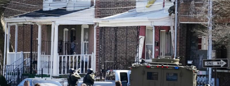 Polizisten umstellen das Haus in Trenton, in dem sich der mutmaßliche Täter mit seinen Geiseln verschanzt hat. - Foto: Matt Rourke/AP/dpa