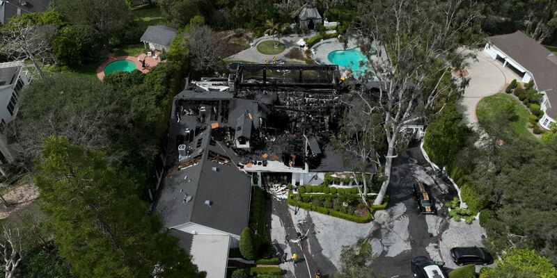 Eine Luftaufnahme zeigt die durch den Brand schwer beschädigte Villa von Cara Delevingne in Los Angeles. - Foto: Jae C. Hong/AP