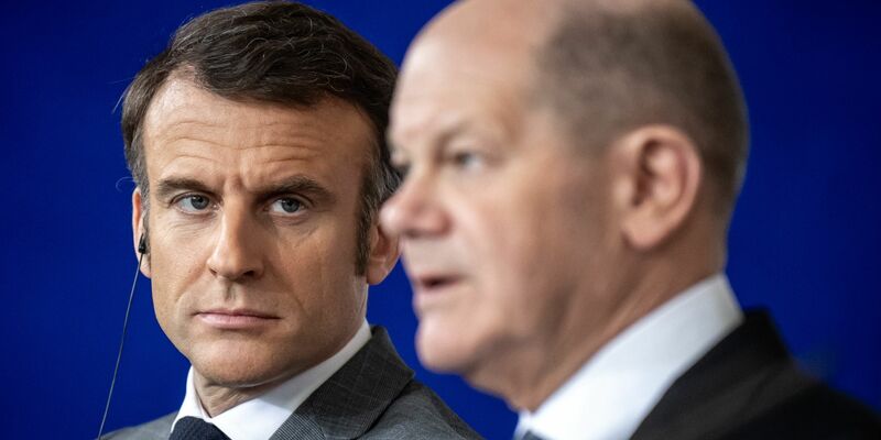 Frankreichs Präsident Emmanuel Macron (l) und Bundeskanzler Olaf Scholz (r) haben teils unterschiedliche Ansichten, wenn es um den Ukraine-Kurs geht. - Foto: Michael Kappeler/dpa