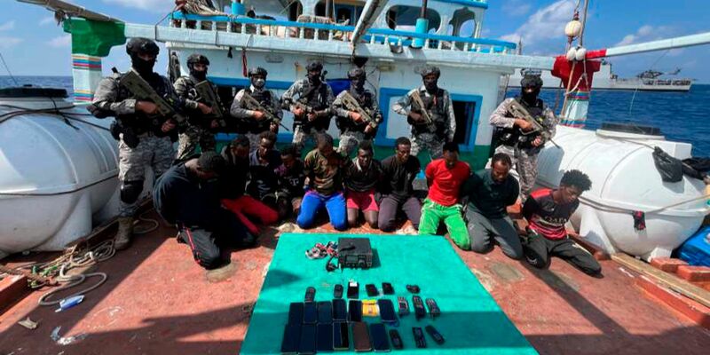 Die indische Marine hat offenbar die Besatzung eines Frachtschiffs aus der Hand von somalischen Piraten befreit. - Foto: Uncredited/Indian Navy/AP/dpa
