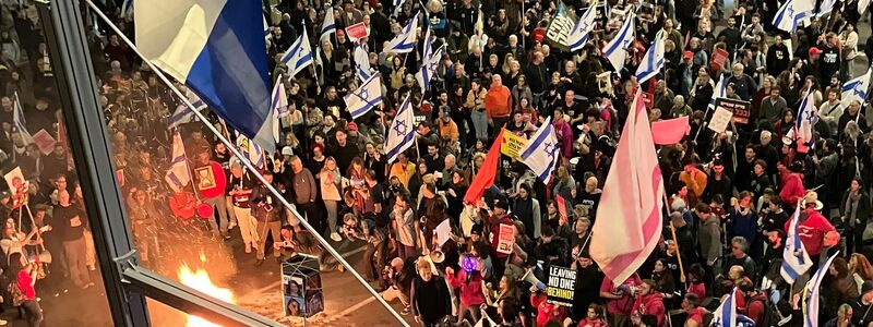 Angehörige und Unterstützer der israelischen Geiseln protestieren in Tel Aviv. - Foto: Cindy Riechau/dpa
