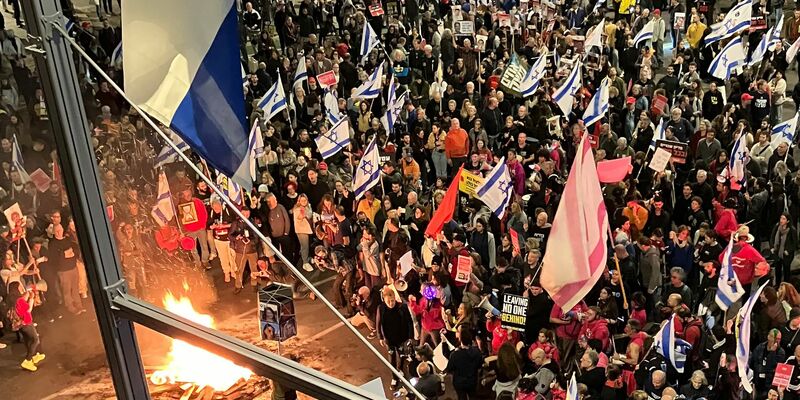 Tausende Menschen haben in Tel Aviv und anderen israelischen Städten gegen die Regierung von Ministerpräsident Netanjahu demonstriert. - Foto: Cindy Riechau/dpa
