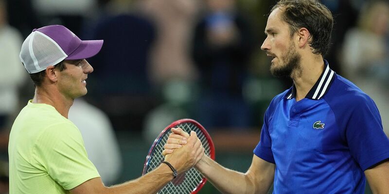 Der US-Amerikaner Tommy Paul (l) gratuliert Daniil Medwedew nach deren Halbfinal-Match. - Foto: Mark J. Terrill/AP
