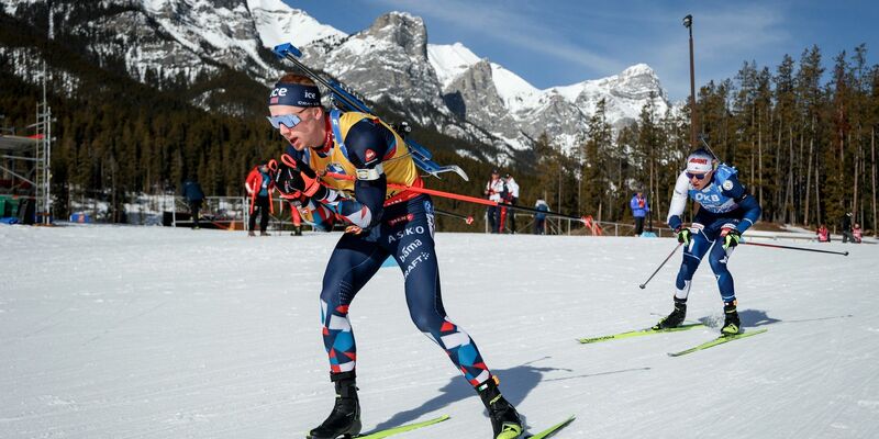 Der Norweger Johannes Thingnes Bö (l) sicherte sich das Gelbe Trikot. - Foto: Jeff McIntosh/The Canadian Press/AP/dpa