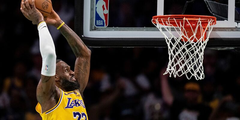 Kam gegen die Warriors auf 40 Punkte, neun Assists, sowie acht Rebounds: LeBron James. - Foto: Jacob Kupferman/AP/dpa