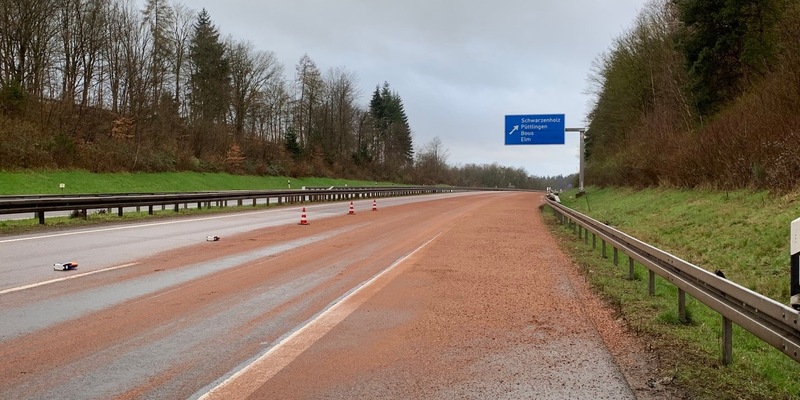 POL-VK: Verlorene Kakaobohnenschalen auf der BAB8, in Höhe der Anschlussstelle Schwarzenholz. - Foto: presseportal.de