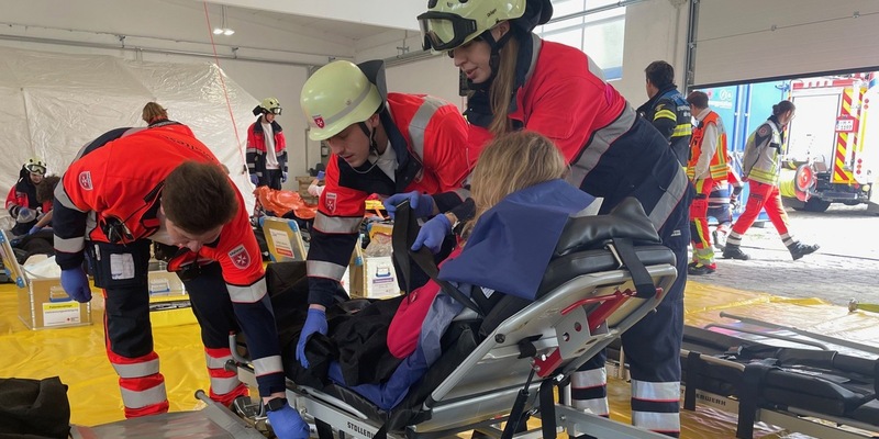 FW-M: Rettungsdiensteinheiten üben gemeinsam (Bogenhausen) - Foto: presseportal.de