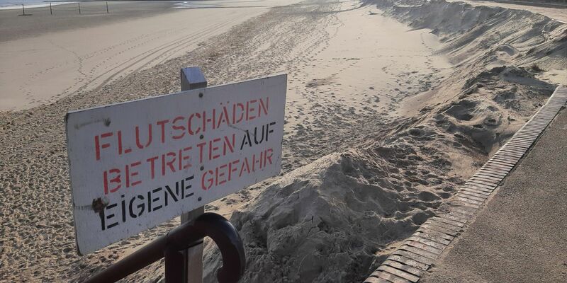 Die bisherige Sturmflutsaison hat auf einigen Nordseeinseln deutliche Schäden an den Badestränden angerichtet. - Foto: -/dpa