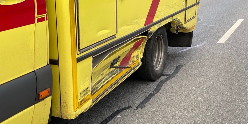 FW Dresden: Verkehrsunfall mit einem Rettungswagen - Foto: presseportal.de