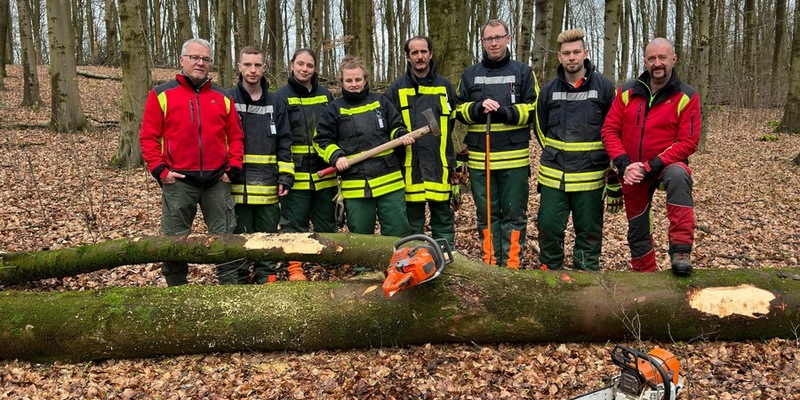 FW-EN: Ausbildung im Umgang mit der Motorkettensäge - Foto: presseportal.de