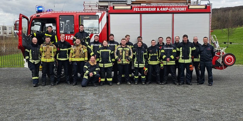 FW Dinslaken: Abschluss von zwei Kreis-Lehrgängen bei der Feuerwehr Dinslaken. - Foto: presseportal.de