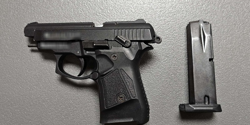 BPOL NRW: Fluchtversuch durch 19-Jährigen - Bundespolizei stellt Schreckschusspistole und Munition sicher - Foto: presseportal.de