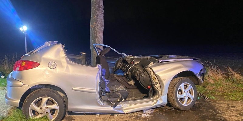 FW Bergheim: Zwei Verletzte nach Verkehrsunfall in Bergheim Beifahrerin wurde in Fahrzeug eingeklemmt - Foto: presseportal.de