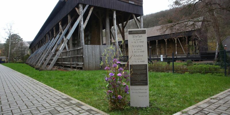 Eine Stele erinnert in dem niedersächsischen Kurort Bad Salzdetfurth an das Leid der Verschickungskinder. - Foto: Christian Behrens/Diakonie in Niedersachsen/dpa