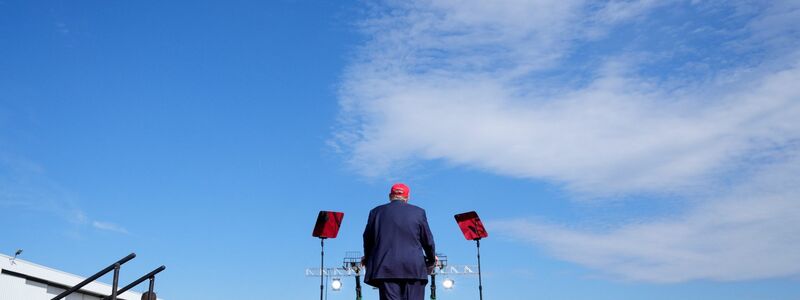Donald Trump, ehemaliger US-Präsident und republikanischer Bewerber um die Präsidentschaftskandidatur, spricht bei einer Wahlkampfveranstaltung. - Foto: Jeff Dean/AP/dpa