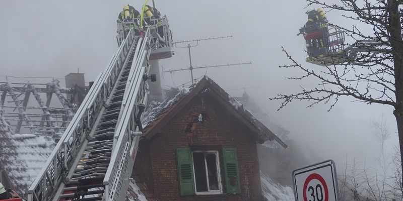 KFV-CW: Wohnhaus nach Brand einsturzgefährdet - Technisches Hilfswerk trägt Hausanbau ab - Foto: presseportal.de