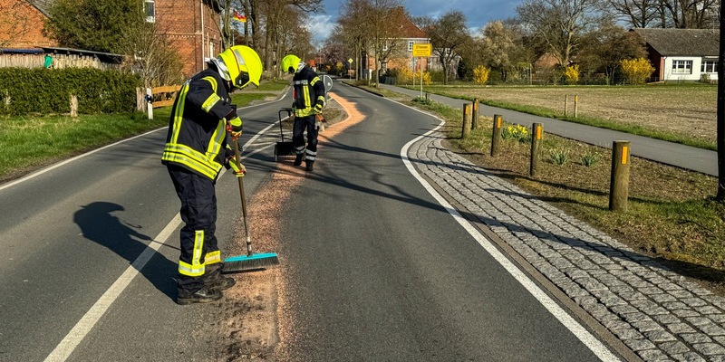 FW Flotwedel: Ortsfeuerwehr Offensen beseitigt Gefährdung durch Ölspur auf K50 - Foto: presseportal.de