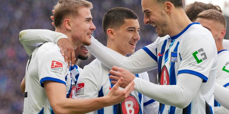 Marten Winkler (l) bejubelt seinen Treffer zum 4:2 mit Haris Tabakovic (r). - Foto: Soeren Stache/dpa