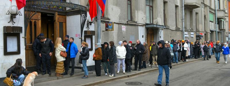 Wählerinnen und Wähler stehen um 12 Uhr mittags Ortszeit vor einem Wahllokal in Moskau an. Kremlgegner hatten zuvor zu der Aktion «Mittag gegen Putin» aufgerufen. - Foto: Uncredited/AP/dpa