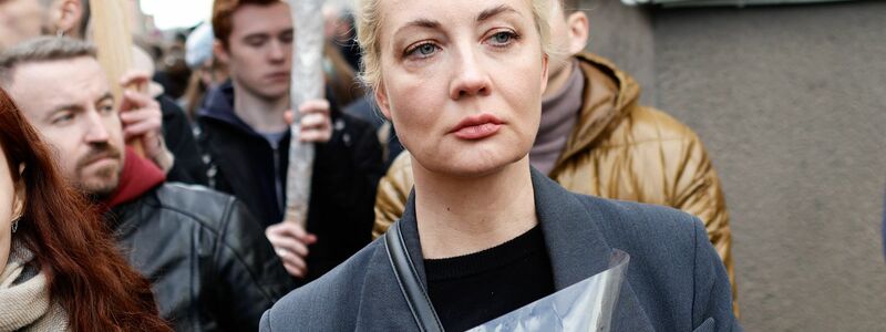Julia Nawalnaja, die Witwe von Alexej Nawalny, steht in einer Warteschlange vor der russischen Botschaft, um ihre Stimme bei der Präsidentschaftswahl abzugeben. - Foto: Carsten Koall/dpa