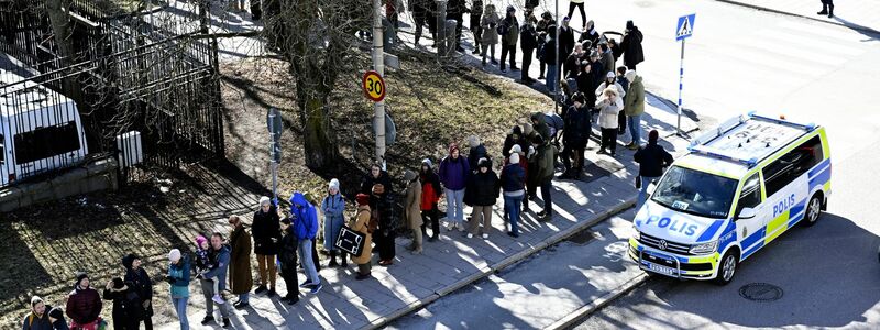 In vielen europäischen Städten wollen Wählerinnen und Wähler ihre Stimme abgeben, etwa in der russischen Botschaft in Stockholm. - Foto: Jessica Gow/TT News Agency/AP/dpa