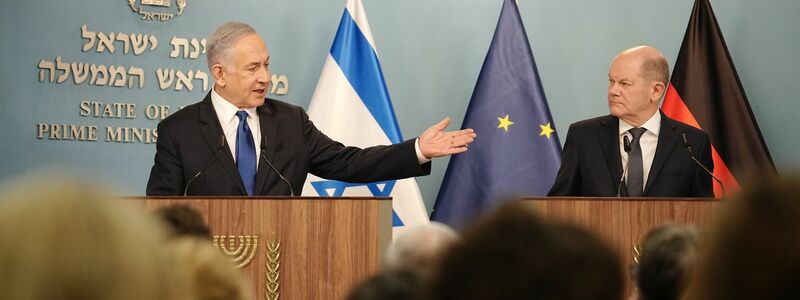 Ministerpräsident Benjamin Netanjahu (l) und Bundeskanzler Olaf Scholz geben in Jerusalem ein gemeinsames Pressestatement. - Foto: Kay Nietfeld/dpa