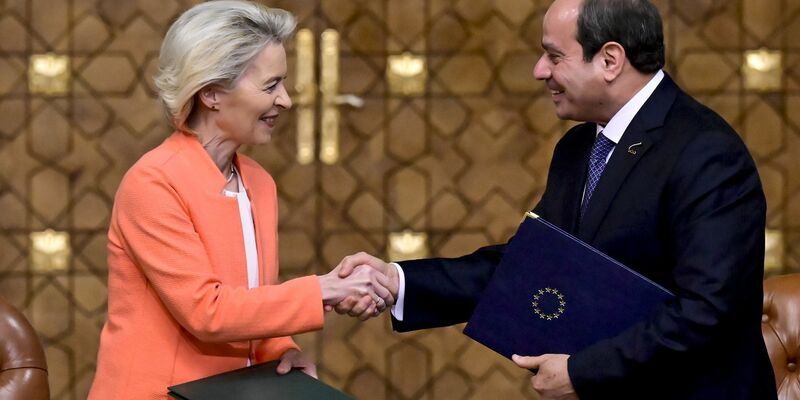 Handschlag in Kairo: EU-Kommissionspräsidentin Ursula von der Leyen und der ägyptische Präsident Abdel Fattah al-Sisi besiegeln eine neue «umfassende und strategische Partnerschaft». - Foto: Dirk Waem/Belga/dpa