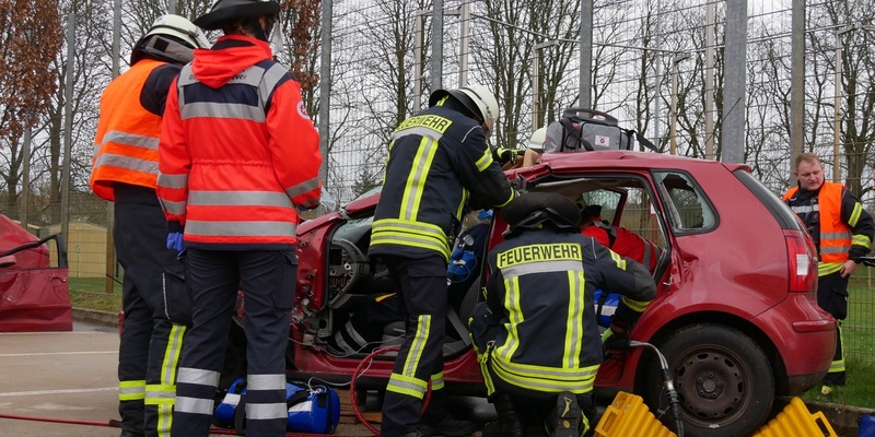 FW Celle: Gemeinsamer Ausbildungstag der Feuerwehr Celle mit der Johanniter-Akademie - Foto: presseportal.de