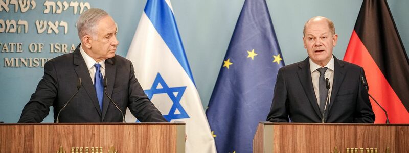 Bundeskanzler Olaf Scholz und Ministerpräsident Benjamin Netanjahu (l) geben in Jerusalem ein gemeinsames Pressestatement. - Foto: Kay Nietfeld/dpa