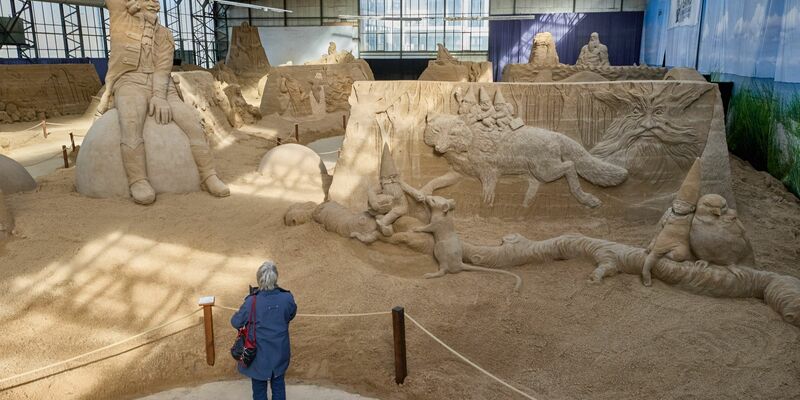 Die Sandskulpturen-Ausstellung in Travemünde ist bis zum 3. November geöffnet. - Foto: Georg Wendt/dpa