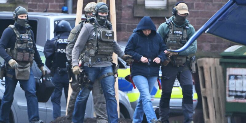 Die frühere RAF-Terroristin Daniela Klette wird nach einem Haftprüfungstermin beim Bundesgerichtshof von Polizisten zu einem Hubschrauber geführt. - Foto: Uli Deck/dpa