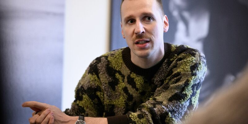 Lukas Strobel, besser bekannt als der Rapper Alligatoah, lebt seit etwa 15 Jahren in Berlin. - Foto: Bernd von Jutrczenka/dpa