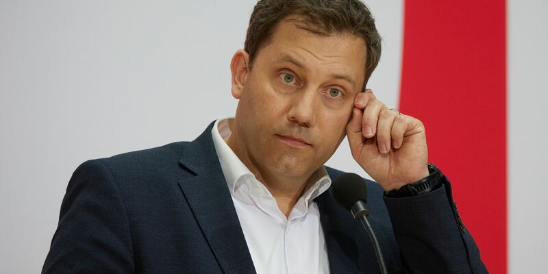 SPD-Chef Lars Klingbeil verteidigt den Kanzler und dessen Ukraine-Politik. - Foto: Joerg Carstensen/dpa