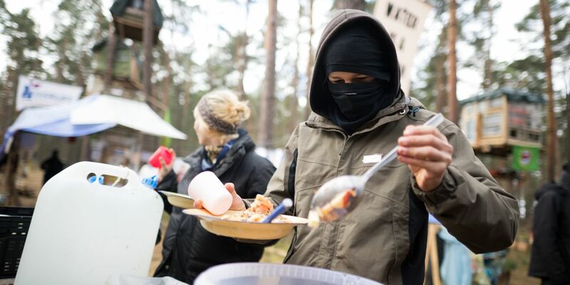 Aktivisten wollen die Rodung eines Waldstücks im Zuge einer geplanten Erweiterung des Tesla-Geländes verhindern. - Foto: Sebastian Gollnow/dpa