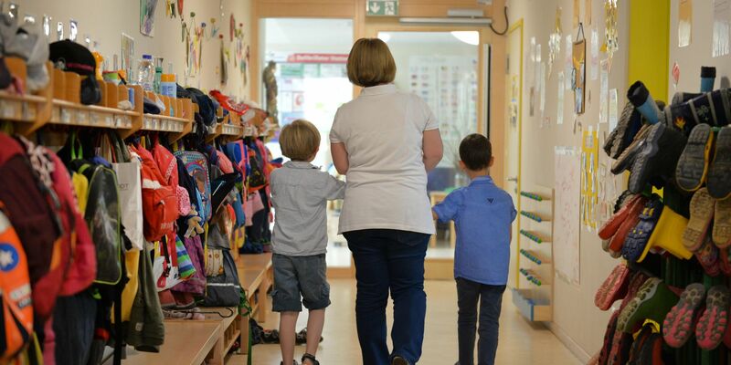 Die meisten Beschäftigten des sozialen Sektors arbeiten in der Kinderbetreuung und –erziehung. - Foto: Jan-Philipp Strobel/dpa