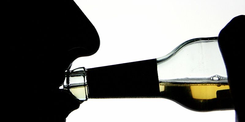 Hauptgrund für eine Reha ist bei beiden Geschlechtern Alkoholabhängigkeit. - Foto: Arno Burgi/dpa